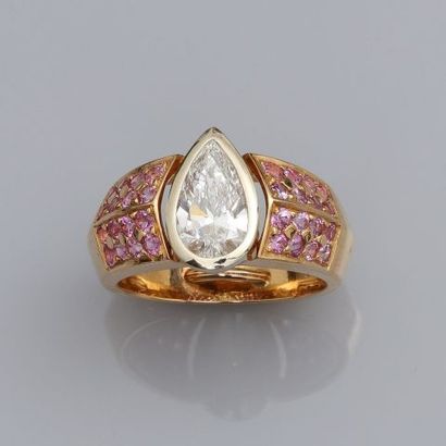 null Bague jonc en or jaune, 750 MM, ornée d'un joli diamant taille poire pesant...