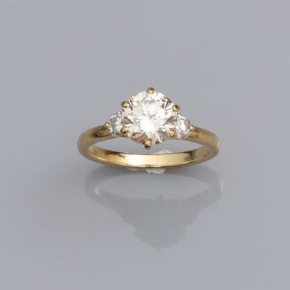 null Bague solitaire en or jaune, 750 MM, ornée d'un beau diamant taille brillant...
