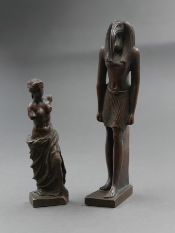 null Lot comprenant deux bronzes un vénus drappée en bronze, Osiris en bronze et...