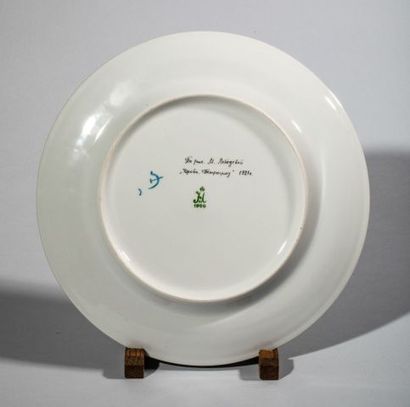 null RUSSIE. Assiette en porcelaine peinte en polychromie surdécorée « en plein »...