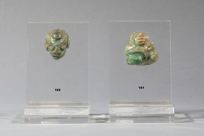 null PENDENTIF à tête humaine. Jadéite verte.
Guatemala, Maya classique tardif 550-950...