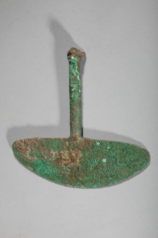 null TUMI (couteau rituel) Bronze patine verte croûteuse, la poignée est surmontée...