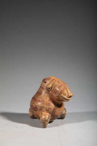 VASE TRIPODE représentant un tapir. Céramique...