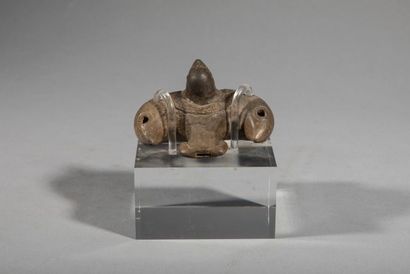 null OCARINA. Oiseau en vol. Céramique brune.
Petits éclats
Colombie, culture Taïrona....