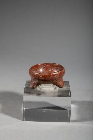 null BOL TRIPODE miniature. Céramique à engobe rouge (dépôt d'oxyde de manganèse)
Mexique,...