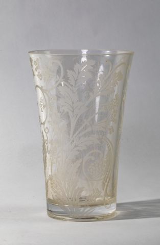 null CHRISTOFLE- Vase en cristal à décor de feuillages à ramages et de fruits imagninaires...