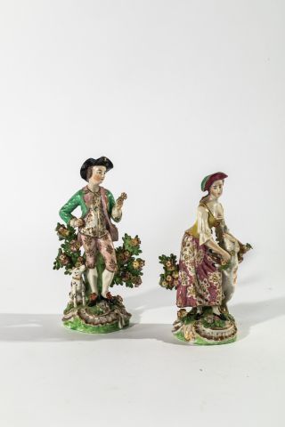 null Ensemble de trois statuettes en porcelaine polychrome représentant un couple...