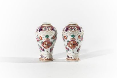null Paire de vases oblongs sur pièdouche en porcelaine sur fond blanc à décor émaillé...