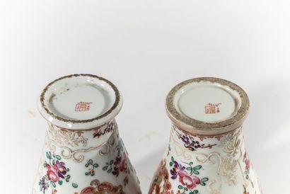null Paire de vases oblongs sur pièdouche en porcelaine sur fond blanc à décor émaillé...