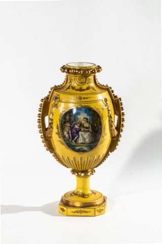 null Important vase jaune sur piédouche à col resséré en porcelaine, le devant à...