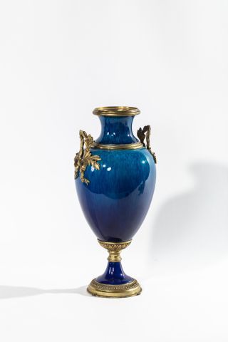 null Important vase oblong à col resserré sur piédouche en céramique flammée bleu...