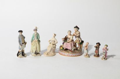 null Ensemble de 7 statuettes en porcelaine polychrome, Fin XIXème / début XXème...