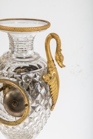null Vase formant pendule en cristal gravé à pointes de diamants, monture de bronze...