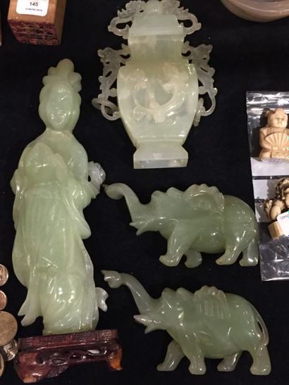 null CHINE. Petite urne couverte en jade/jadéite à décors d'un dragon, les anses...