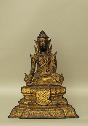 null Bouddha en bronze doré vêtu de sa robe monastique Utarasanga, la tête surmontée...