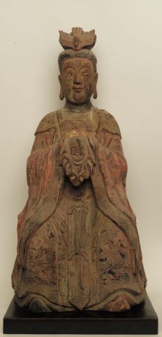 null Guan yin assise en bois polychrome, un oiseau en couronne, Haut.: 73 cm.