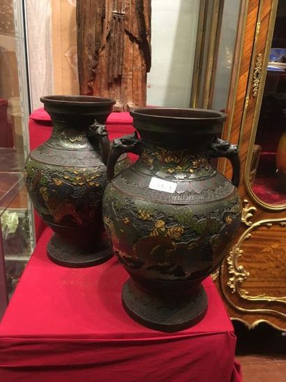 null CHINE. Paire de vases en émaux cloisonnés, XXème siècle, Haut./ 36 cm.