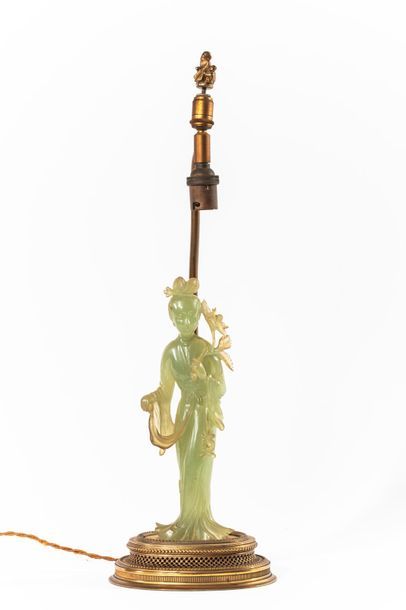 null CHINE. Pied de lampe, une Kwan Yin en serpentine debout sur la base, XXème siècle,...