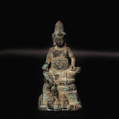 null Bouddha en bronze à patine verte se tenant sur son trône, JAVA, XVIIIème siècle,...