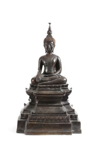 null Bouddha en bronze assis en Bhumisparsha Mudra sur un double socle litforme étagé....