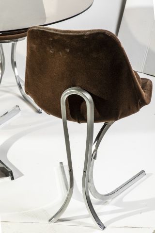 null Table ovale en acier chromé tubulaire plateau de verre fumé avec 6 chaises assorties...