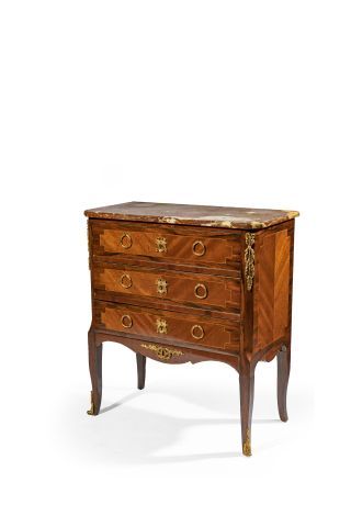 null Petite commode droite en placage d’acajou et palissandre - Ouvrant à 3 tiroirs...