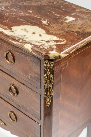 null Petite commode droite en placage d’acajou et palissandre - Ouvrant à 3 tiroirs...