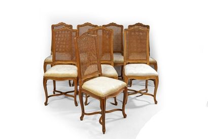 null Suite de 8 chaises en hêtre naturel cérusé mouluré et sculpté - Haut dossier...