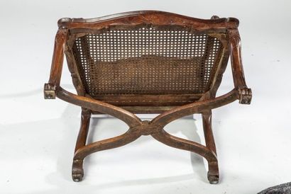 null Fauteuil de bureau foncé de canne en bois naturel mouluré, sculpté, ciré à décors...