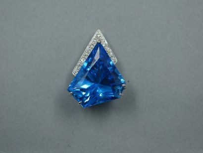 null Pendentif en or gris 18K avec topaze bleue chauffée entourée de deux lignes...