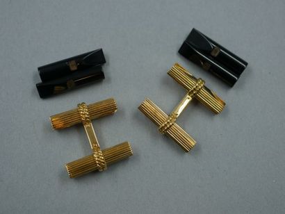 null VAN CLEEF ARPELS - Paire de boutons de manchette en or jaune 18K torsadé - les...