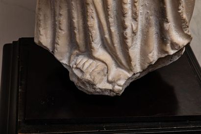 null Superbe drapé acéphale féminin en marbre blanc représentant la muse Euterpe...