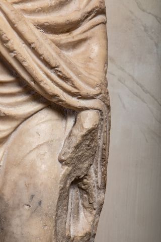 null Superbe drapé acéphale féminin en marbre blanc représentant la muse Euterpe...