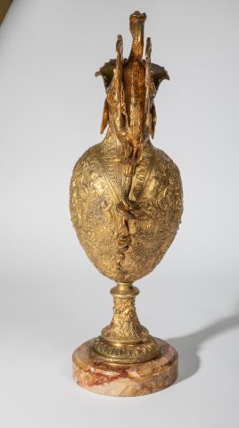 null Grande aiguière en bronze doré à deux couleurs, ornée d’une cariatide ailée...