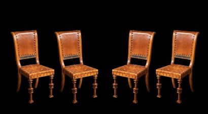 null Série de quatre chaises dans le goût de l’Antique en bois clair, garnies de...