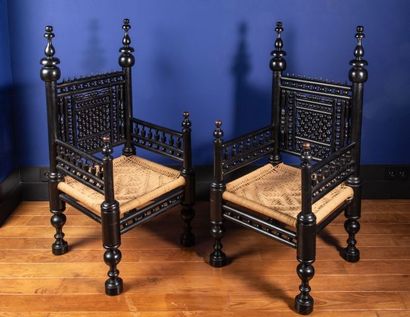 null William BURGES (1827-1881). Paire de fauteuils en bois sculpté tourné et noirci,...