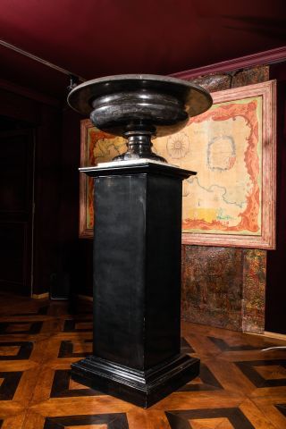 null Grande coupe tournée sur piédouche en marbre noir de l’Oural, RUSSIE, XIXème...