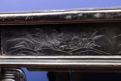 null Gabriel VIARDOT (1830-1904). Table de milieu en bois noirci et gravé à plateau...