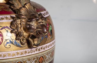 null VIENNE - Important vase de forme balustre sur piédouche en porcelaine à décors...