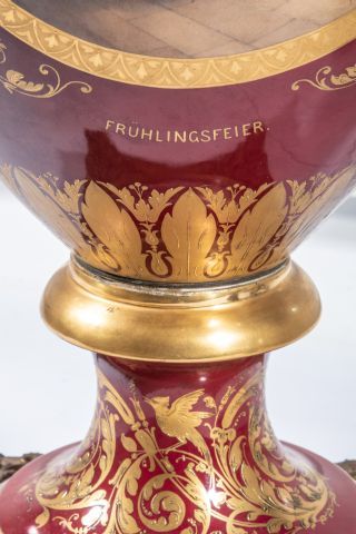 null VIENNE - Important vase de forme balustre sur piédouche en porcelaine à décors...