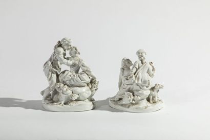 null Deux groupes en porcelaine blanche représentant un couple baguenaudant et un...