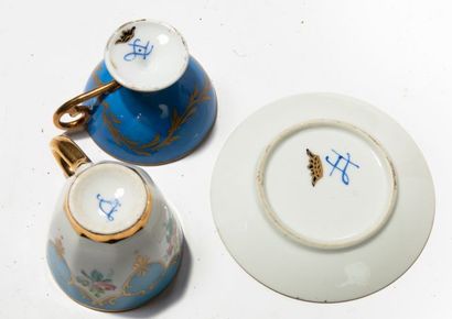 null Ensemble de trois tasses et sous tasses en porcelaine de Sèvres à fond bleu...