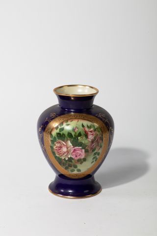 null Important vase à panse arrondie et col resserré en porcelaine bleue de four...