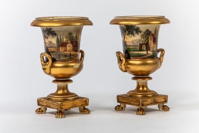 null Paire de vases médicis flanqués de deux anses en porcelaine sur fond or à décor...