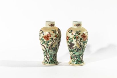 null CHINE. Paire de vases balustre en porcelaine à décors d'oiseaux sur des branchages...