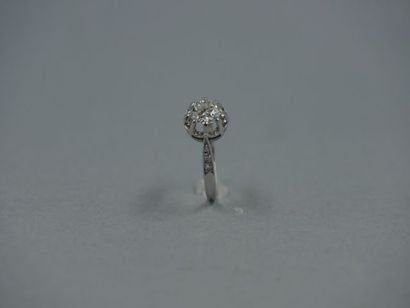 null Bague solitaire platine sertie d'1 diamant taille ancienne de 0,7 carat environ...