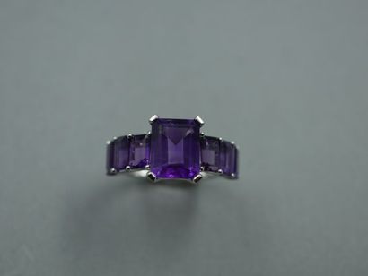 null Bague or blanc 18k sertie de 7 améthystes taille émeraude pour 6.70 cts environ...