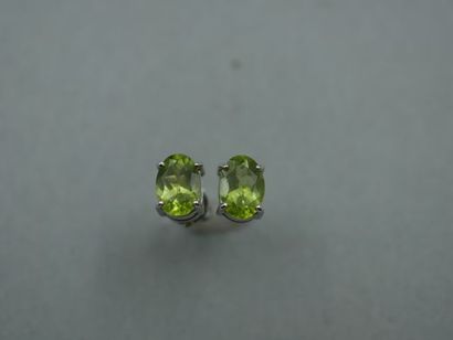 null Paire de boucles d'oreilles or rhodié sertie de 2 péridots taille ovale 1.65...