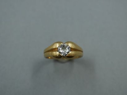 null Bague jonc stylisée en or jaune 18K surmontée d'un diamant de 0,6 carats environ...