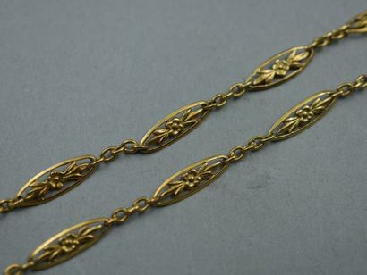 null Bracelet ancien à maillon olive ajourés en or jaune 18k - Poids : 7,8gr - Longueur...